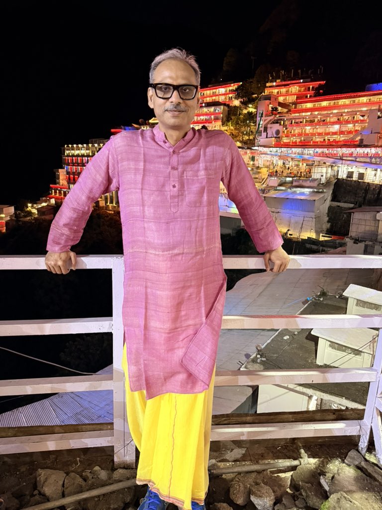 MediaHarshVT's tweet photo. दिव्य दर्शन के बाद माताजी के दरबार में घूमा जा रहा है। आनंद आ रहा है। माताएं सारे दुख-विकार हर लेती हैं। फिर वैष्णो देवी तो जगत माता हैं। माँ के दरबार में यही मांगा कि, स्वस्थ, प्रसन्न रहूँ और हमारे किए से दूसरे भी स्वस्थ, प्रसन्न रहें। घर-परिवार-मित्र-संबंधी सब सुखी रहें और सद्बुद्धि से प्रेरित हों। बहुत सुख का अनुभव हो रहा है। कभी-कभी अपनी प्रतिदिन की झंझटों से पूरी तरह निकलकर ऐसे देखिए, सुखद अहसास होगा। शुभ रात्रि
