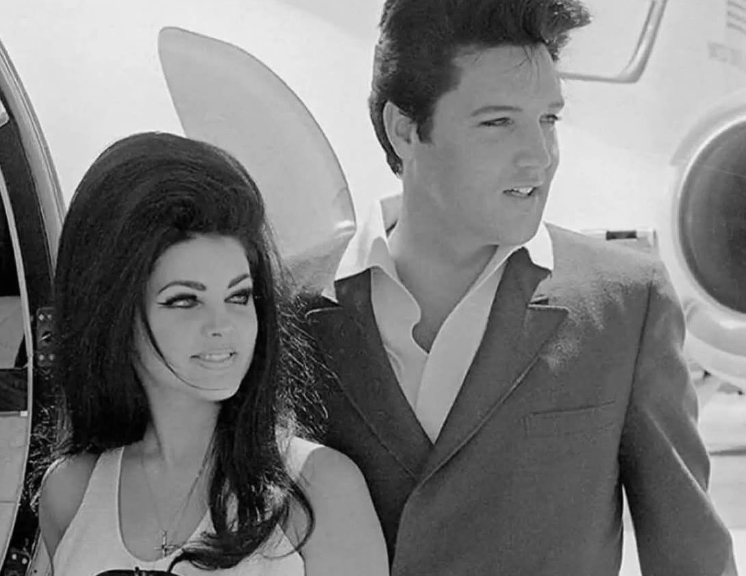 historyrock_'s tweet photo. 32-year-old Elvis and 21-year-old Priscilla at McCarran Airport in Las Vegas, getting ready to board a chartered plane bound for their honeymoon in Palm Springs, right after getting married that same day. https://t.co/ugiCTrQdRn