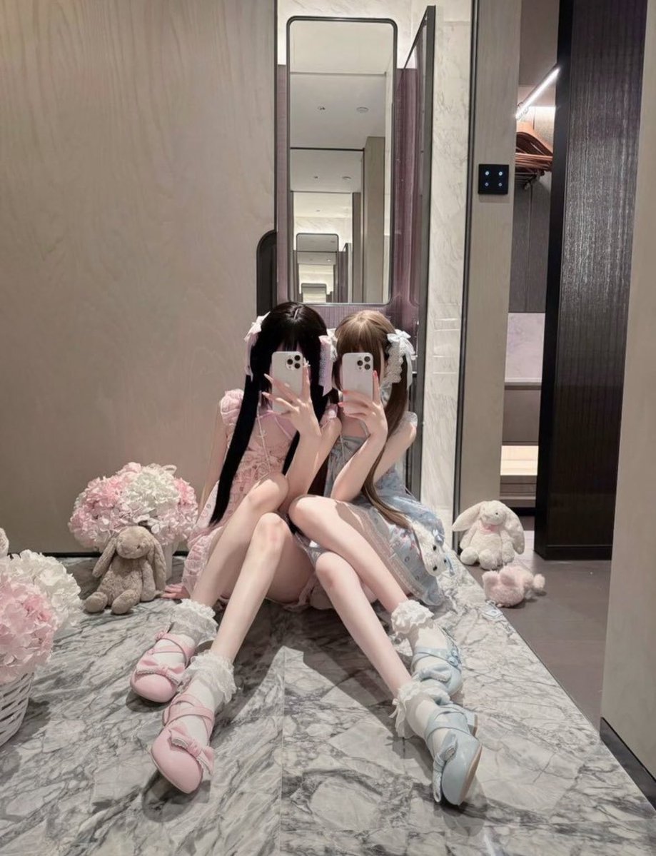 courtney29nr1's tweet photo. 有人想锐评一下我和闺蜜的福嘛 🥹   

粉粉嫩嫩

不要🚪赶紧看，我要删了… https://t.co/ILYhJAt45w