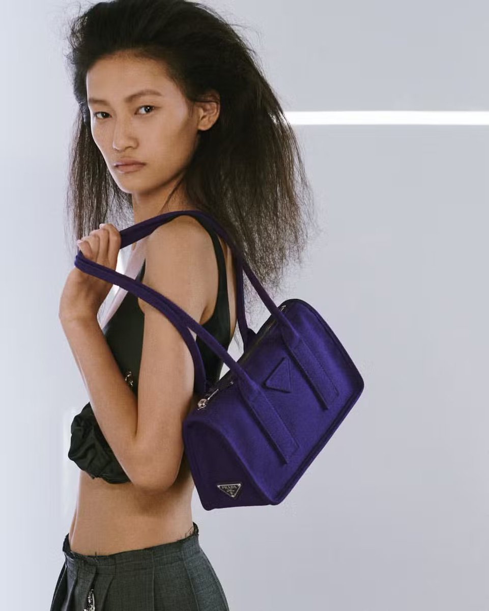 poptime's tweet photo. VENCEMOS! Prada confirma que o cabelo com frizz é a maior aposta de beleza da temporada. https://t.co/SB9Lj9y552