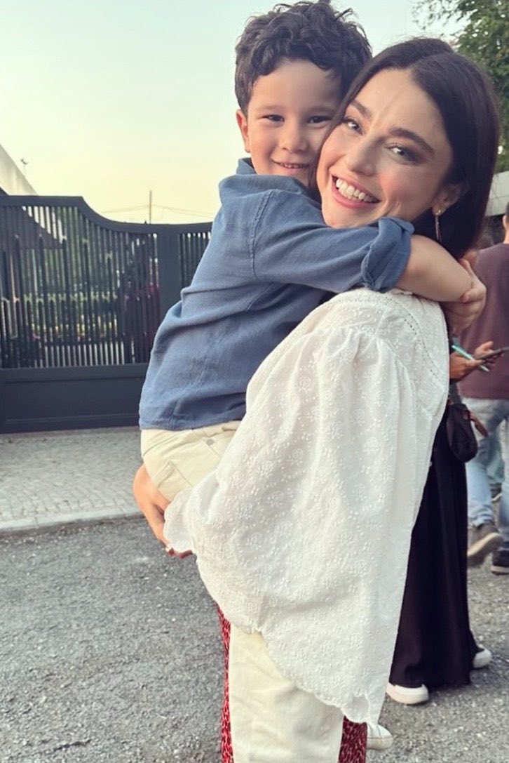 MiriiC24's tweet photo. Falta muy poquito para el nuevo episodio 🥹✨ Esta noche volvemos a tener a estas dos bellezas en nuestra pantalla 🐣🤏💙🧿

#AyçaAyşinTuran #MuhtemelAşk https://t.co/F4SLg6mbdG