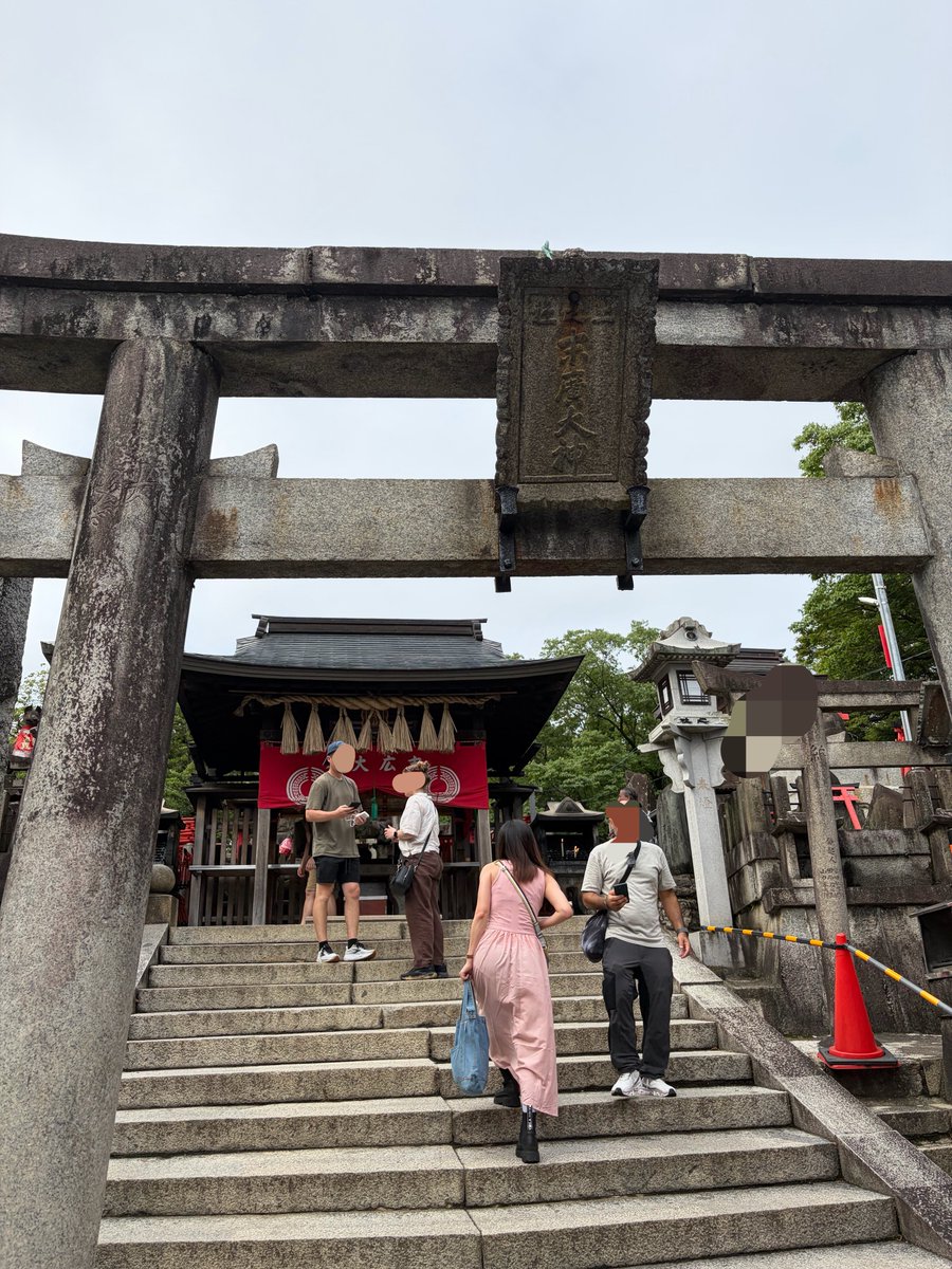 siotyan21's tweet photo. 8月上旬京都に行ってきたのですが
何も考えずに伏見稲荷大社登ってたんですけど負けず嫌いなもので途中降参したくなくて友達も振り回し気づいた頃には頂上にいました✨️京都でもしおちゃんのことお祈りするぐらいには愛があるんだよ〜😭お友達付き合ってくれてありがとう🥹🫶
 #永田詩央里
 #永田詩央里は元気