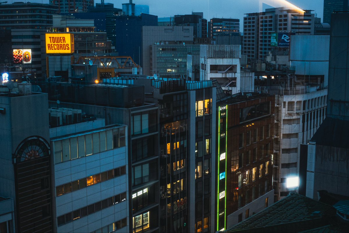 komkomphoto's tweet photo. 夜の東京をぶらぶら。
静かな公園から、雨の渋谷、銀座まで。
街ごとに光が全然違う。
#Shibuya #GR4HDF #streetphotography https://t.co/Sfu244CpXC