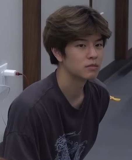 h922js's tweet photo. just started throwing up and crying real tears because he used to have actual Hair and now we just have to live with Bowl Cut Central every other day https://t.co/lH7nOoEuKc