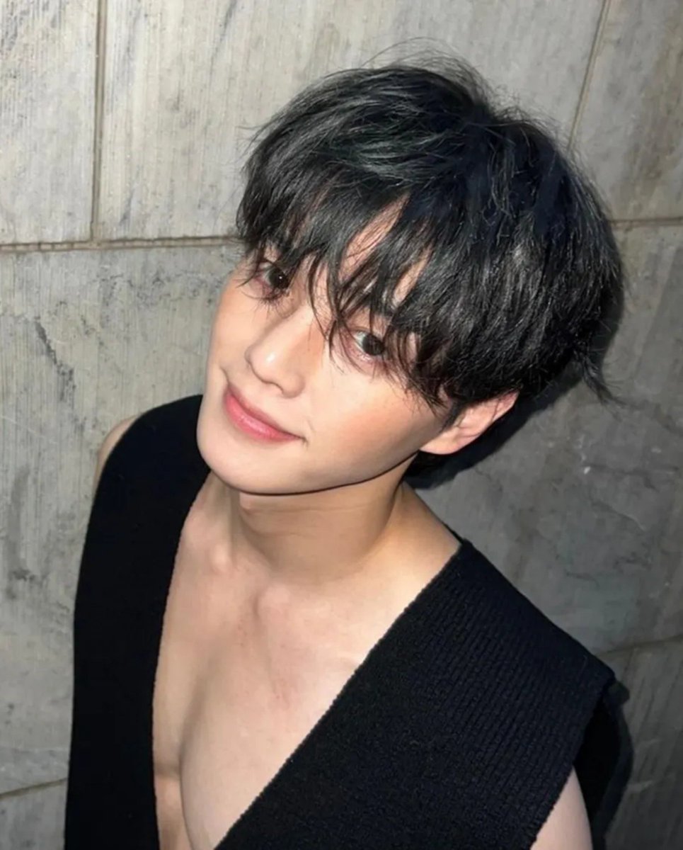 archivekangie's tweet photo. he has the kind of beauty you never get tired of looking at. 

#SONGKANG #송강 https://t.co/u2JajCQB51