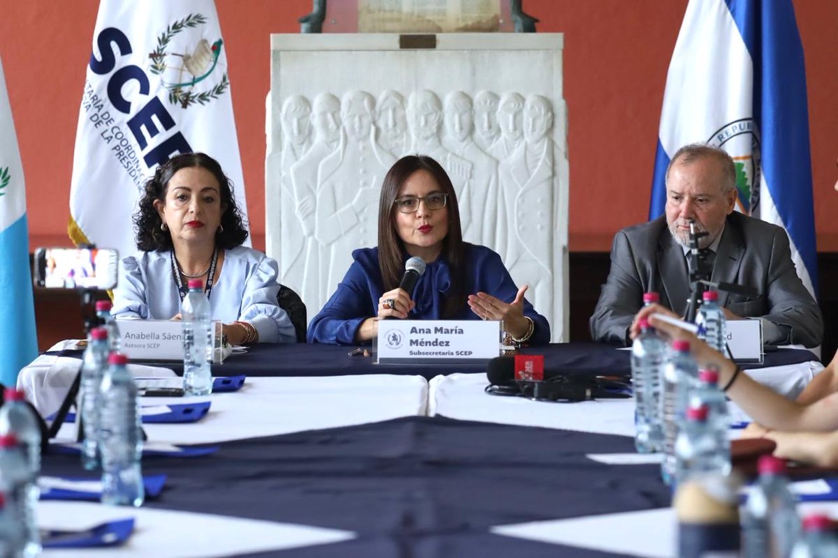 SCEPgt's tweet photo. La Subsecretaria Ejecutiva de la #SCEP🇬🇹, Ana María Méndez, junto a Walter del Cid y Anabela Sáenz, asesores de la institución, informan sobre el proceso de elección de representantes titulares y suplentes de entidades no gubernamentales para integrar los #Codede. https://t.co/iKkxPpiTNc