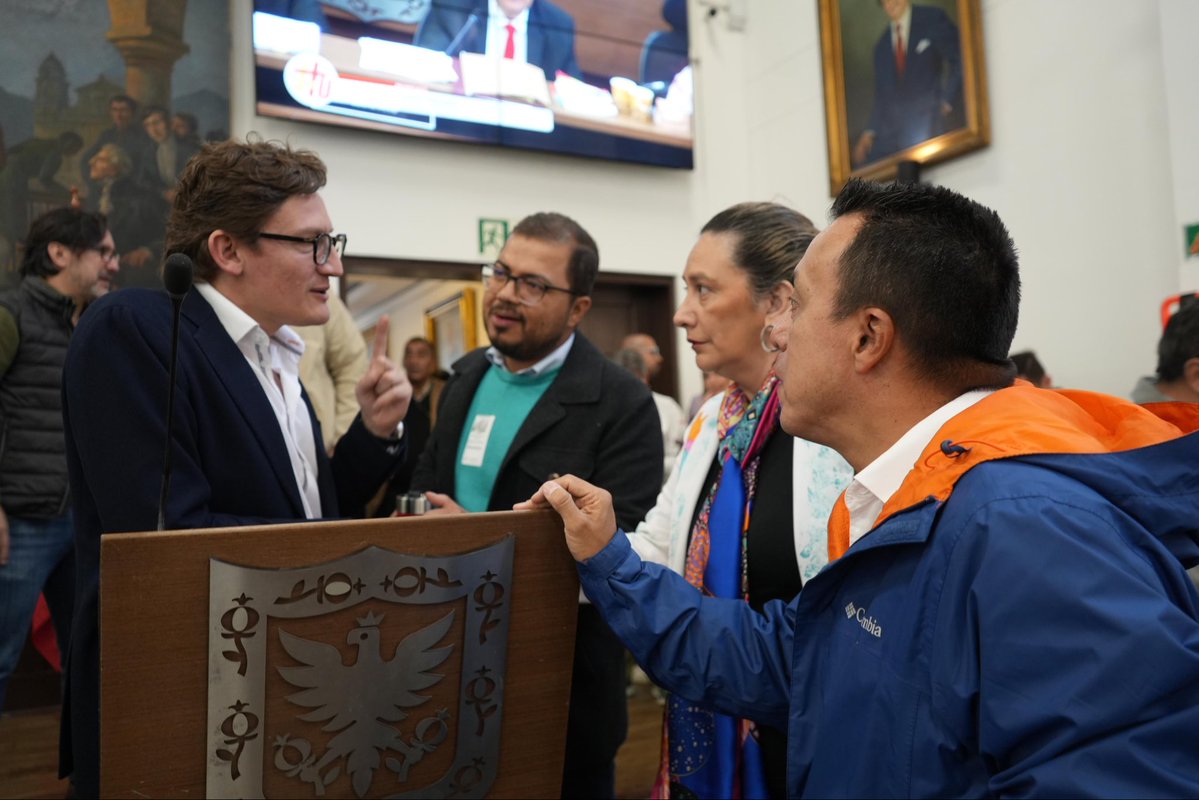 idubogota's tweet photo. #AEstaHora el director @OrlandoMolanoP participa en el @ConcejoDeBogota, durante el debate en sesión plenaria sobre el #AcuerdoPorUnaCiudadInteligente.

Seguimos trabajando y avanzando por una Bogotá más moderna, conectada y preparada para el futuro. 🚀 https://t.co/xZZ1VEfRL3