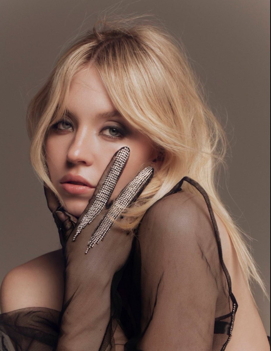 FilmUpdates's tweet photo. Belmont Cameli has been cast opposite Sydney Sweeney in ‘HOLLOW,’ written and directed by Lindsey Anderson Beer.

Set to reimagine ‘The Legend of Sleepy Hollow’ with Katrina Van Tassel as the central character in a dangerous mystery and supernatural love triangle. https://t.co/PPSstUP1Th