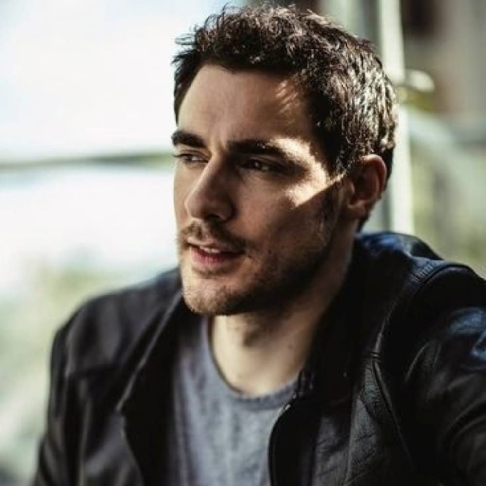 EnsedeCiencia's tweet photo. 🖤🇫🇷 “Morir no es nada, lo doloroso es no vivir”: el actor francés Arnaud Denis murió por eutanasia a los 43 años, tras años de dolor y problemas de salud que atribuyó a una prótesis colocada durante una cirugía de hernia. https://t.co/6KZPsvF49K