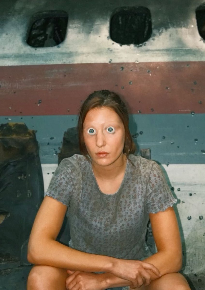 velvetbluegirl's tweet photo. day 3 of removing shauna shipman's features every day until we get the yellowjackets teaser https://t.co/dlaK5RDgVk