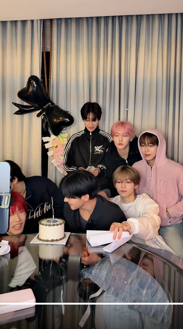 ModU226's tweet photo. balloons lopsided, letters missing - the poor fate of birthday decoration for almost every birthday live I watched 😆

But this black ribbon was already bad from the start 😭

#Moddysey https://t.co/8cas3EDTEJ