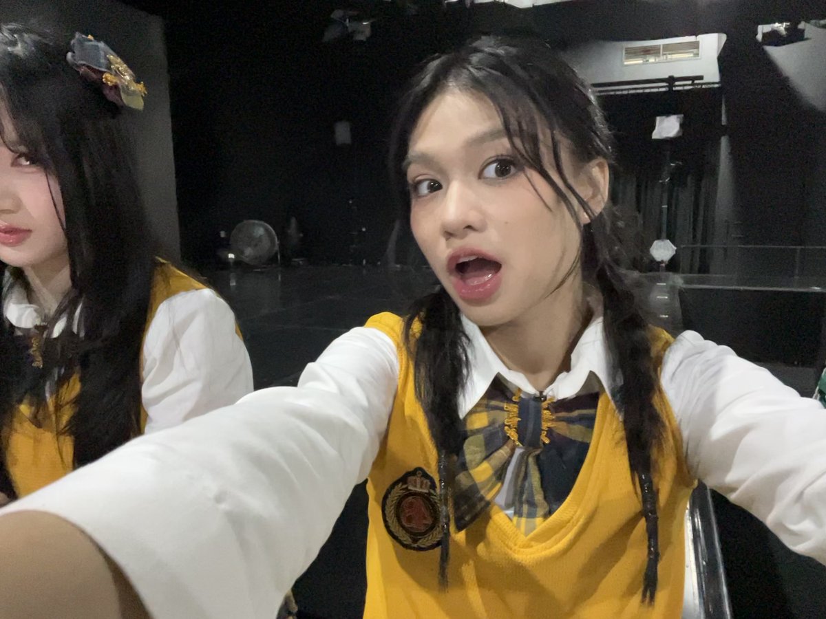 Nala_JKT48's tweet photo. THANK YOOOOOO! mau sombonk anting aku kusying😼😼😼( itu yg di samping ngapain y ) https://t.co/xayT4oCT4B