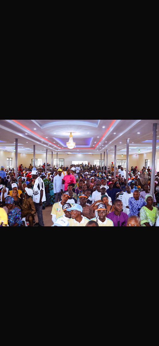 olamilekan7_'s tweet photo. Senator Sharafadeen Alli's deputy governorship candidate in the coming governorship election in Oyo State, Adesoji Adedeji, and his entourage were at Iseyin today for the continuation of the youth engagement in the state.
#OyoAhead https://t.co/5tywwdGnpF