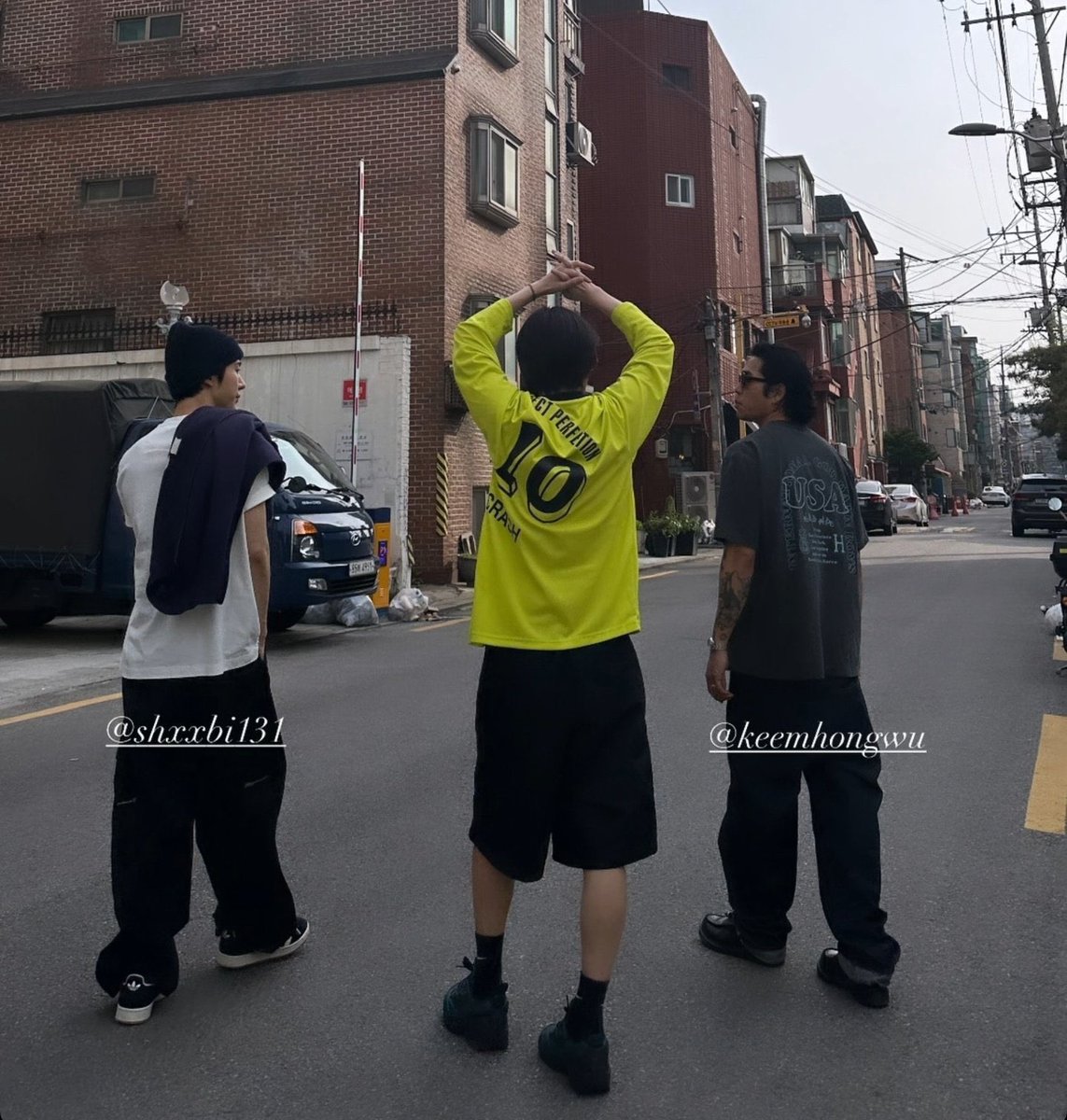 LE0O822's tweet photo. 아니 그리고 리오 이 옷 131형들이랑 있을때 입었던 옷이잖아 131막내시절 입던 옷을 알디원 막내 아기개랑 입고 사진찍었네 또 우는중 https://t.co/plYHKLIlXD