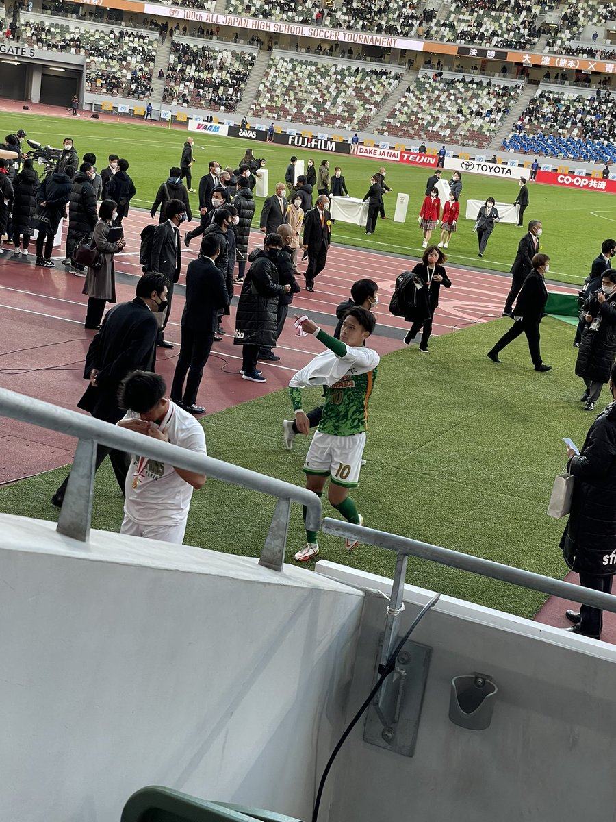 Sakura090702's tweet photo. 高校3連覇セレモニーの後に喪章を勝手に客席に投げ込んだこの日からファンでした🥹
代表初ゴールおめでとう㊗️
後で関係者の人が必死に喪章を回収してたよww https://t.co/D5yn2EDoDS