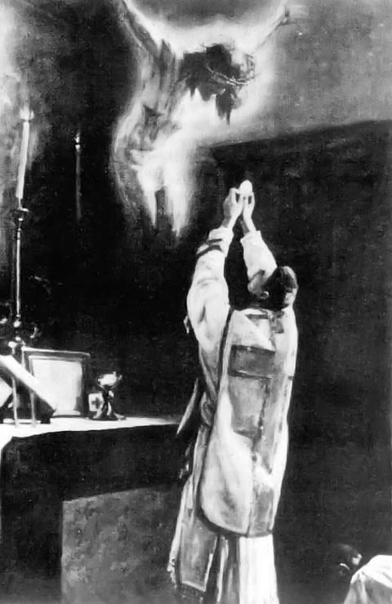 paracleto4's tweet photo. NESSUNO VIDE NULLA…
MA QUANDO LA PELLICOLA FU SVILUPPATA, QUALCOSA ERA APPARSO.
E DA QUEL MOMENTO, QUESTA FOTOGRAFIA HA FATTO PARLARE DI SÉ.

Questa fotografia risale al 1932 ed è stata scattata durante la Santa Messa della prima celebrazione di Padre Palmatius Zilligen.

Secondo la testimonianza tramandata insieme all'immagine, nessuno avrebbe visto nulla di particolare al momento dello scatto. Solo dopo lo sviluppo della pellicola, nella fotografia sarebbe comparsa la figura di Cristo Crocifisso, proprio nel momento in cui il sacerdote celebrava il Santo Sacrificio.

Un’immagine che, per chi la osserva con gli occhi della fede, richiama una verità profondissima: durante la consacrazione, ciò che gli occhi non possono vedere è il mistero della presenza reale di Gesù nell'Eucaristia.

E alcuni particolari della figura colpiscono in modo particolare: la ferita alla spalla, i segni della Passione e il profondo squarcio nel fianco, che richiamano le sofferenze di Gesù sulla Croce.

Ma c’è una domanda che rimane…

Che cosa vide realmente quella pellicola?
Una straordinaria coincidenza? Un’immagine da interpretare? Oppure qualcosa che, ancora oggi, invita a fermarsi davanti al mistero?

La fotografia è stata tramandata per decenni. La sua storia è affascinante, ma proprio per questo merita di essere conosciuta e approfondita con attenzione.

@paracleto4