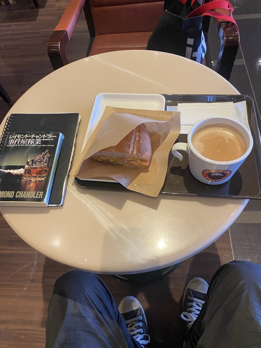 greenvanLife26's tweet photo. 散髪を終えた午後。ガラガラのサンマルクカフェ。選び放題の席で熱々のコーヒーとホットサンドを味わいながら、チャンドラーの『事件屋稼業』をついに読了。

最初は手こずった古い文体も、あの独特のテンポにはまるとページを捲る手が止まらなくなった。感想はまた週末に。
#読了 https://t.co/si0vp6ZOk8