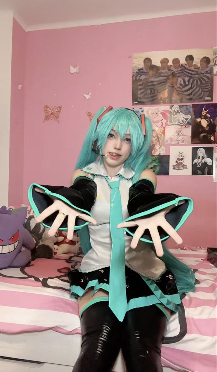 DinoPotatox's tweet photo. New miku content on mi ko F1! #hatsunemiku #vocaloid #cosplayㅤㅤㅤㅤ https://t.co/trpHT5NT9V