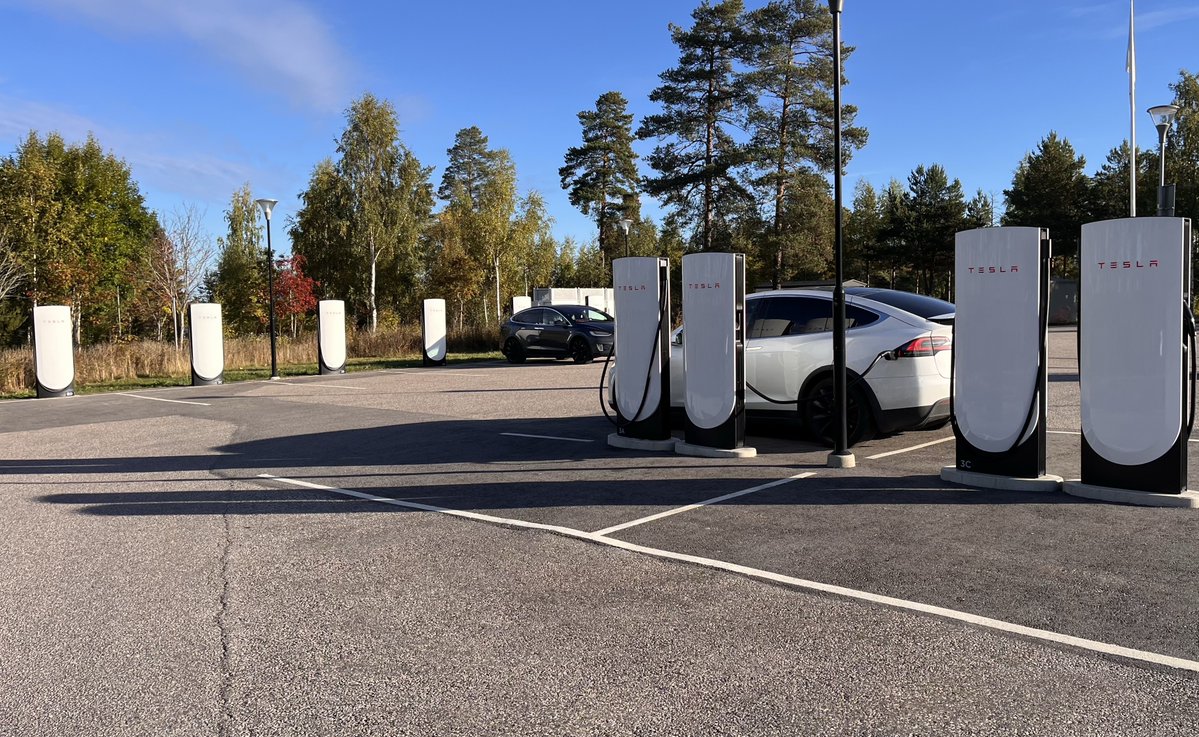 TeslaCharging's tweet photo. New Tesla Supercharger: Gävle, Sweden - Southbound (12 stalls) 
https://t.co/Y0fZniUMwH https://t.co/JguL4iqQSX