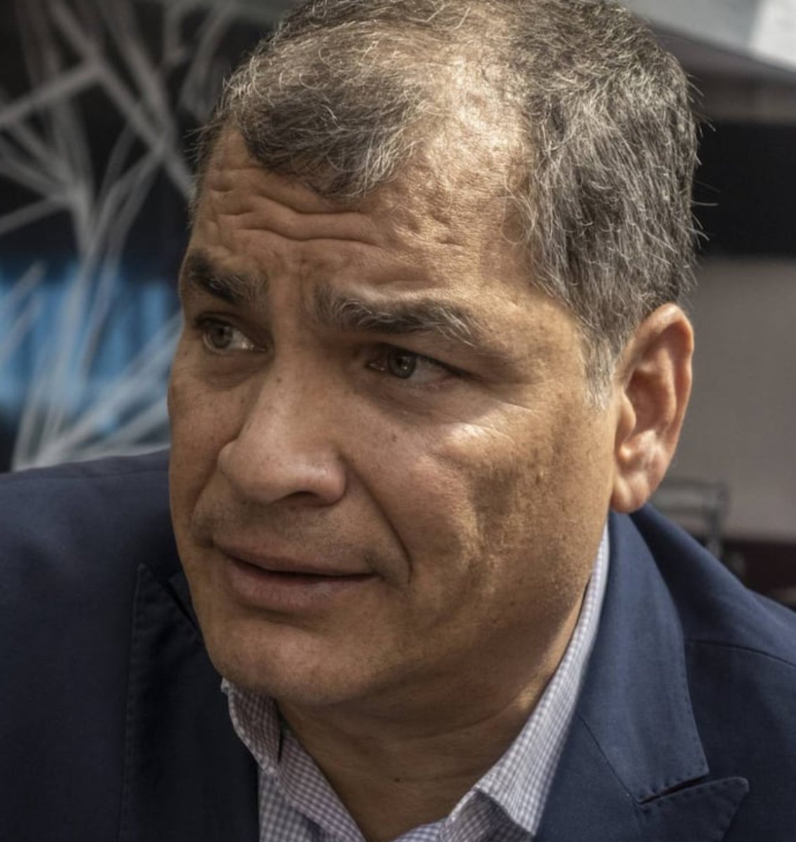 UrgenciaEcu's tweet photo. ⚫️ "Me informan que Rafael Correa habría sufrido una baja de presión y una crisis emocional ante la presión por una posible operación internacional para capturarlo y trasladarlo a Ecuador"  afirmó Fernando Balda, Activista político https://t.co/msbe8yxFMn