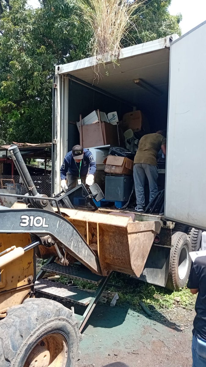 nilomr11's tweet photo. En @IMA_Pma

Continuamos con el plan de chatarreo nacional, ahora en los Silos de San Miguelito. 🚜✨Esta intervención nos permite recuperar espacios públicos, eliminar lo que ya no funciona y mitigar riesgos de salud pública. ¡Avanzamos #ConPasoFirme por un distrito más limpio! 🇵🇦