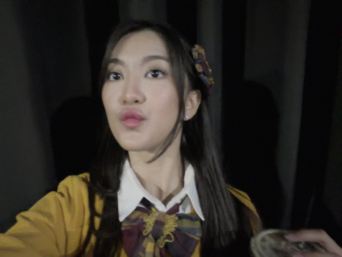 Greesel_JKT48's tweet photo. thank you for todayyy see you hari sabtu nanti yaaa selamat istirahat malam inii🫶🏻🫶🏻🫶🏻🌙✨ https://t.co/3U6y8EMRRa