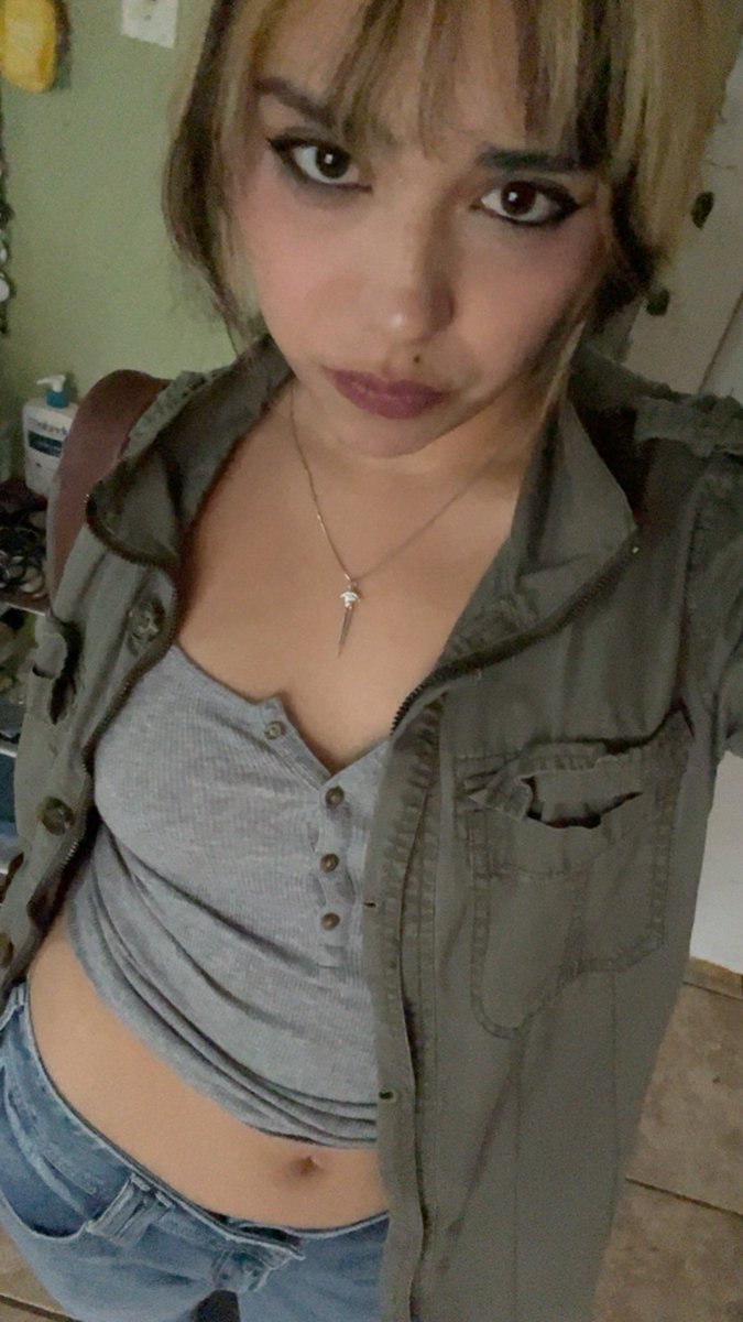 sweetpeacicii's tweet photo. Did my makeup different today kinda emo I dunno . Anyways almost got killed by a vicious animal in the video was so scared for my life 💔 https://t.co/cJiq0NU0Wj