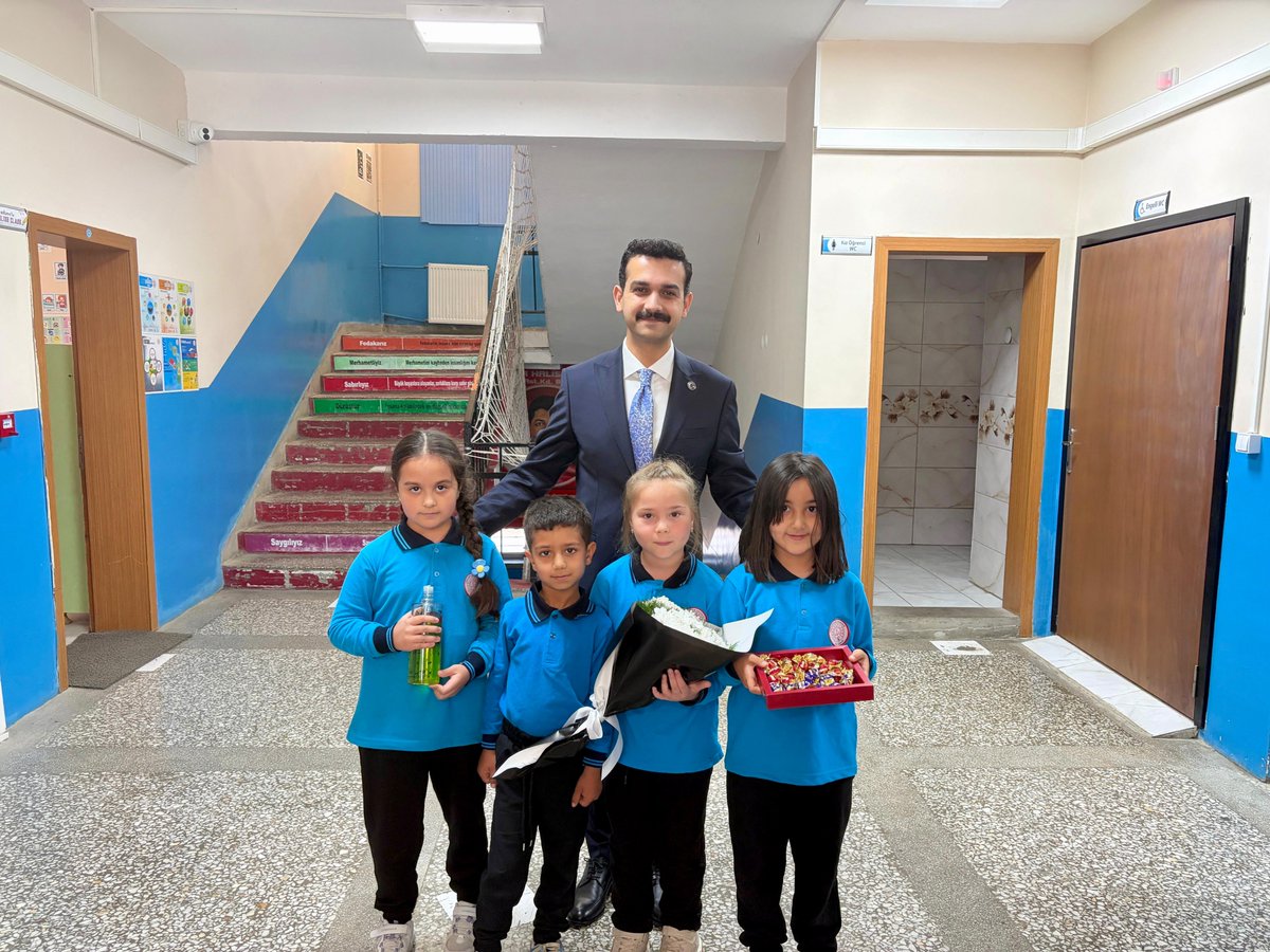 tcsultandagi's tweet photo. Kaymakamımız Muhammet ÇINARKA, yeni eğitim öğretim yılının başlaması vesilesiyle gerçekleştirdiği okul ziyaretleri kapsamında Yeşilçiftlik İlkokulunu ve Yeşilçiftlik Ortaokulunu ziyaret etti. https://t.co/ZgEtc8CtAu