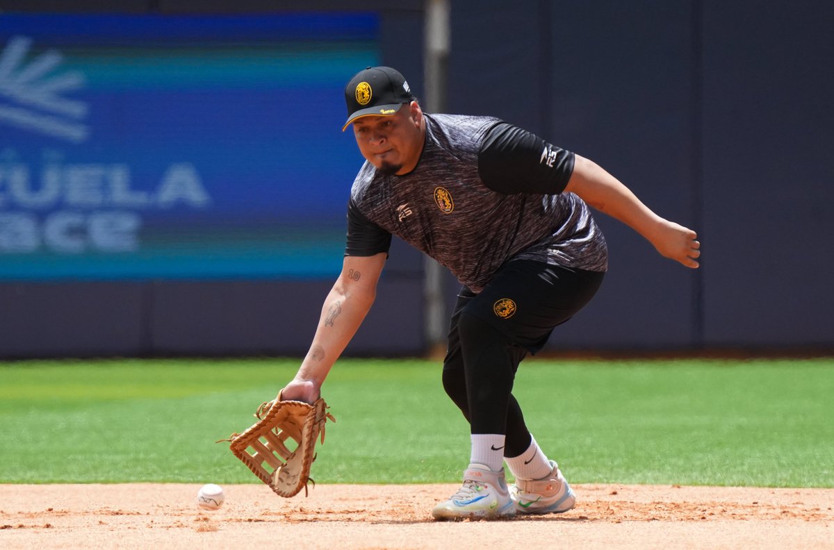EdicionFinal's tweet photo. #lvbp | Leones del Caracas @leones_cbbc luego del LP tuvo sesión defensiva en el campo corto, buscando en cada posición la mejor defensa para esta temporada 26-27.

Fotografías @fernandooduber

#edicionfinal #beisbol #venezuela #leonesdelcaracas https://t.co/dLrrxyBzfv