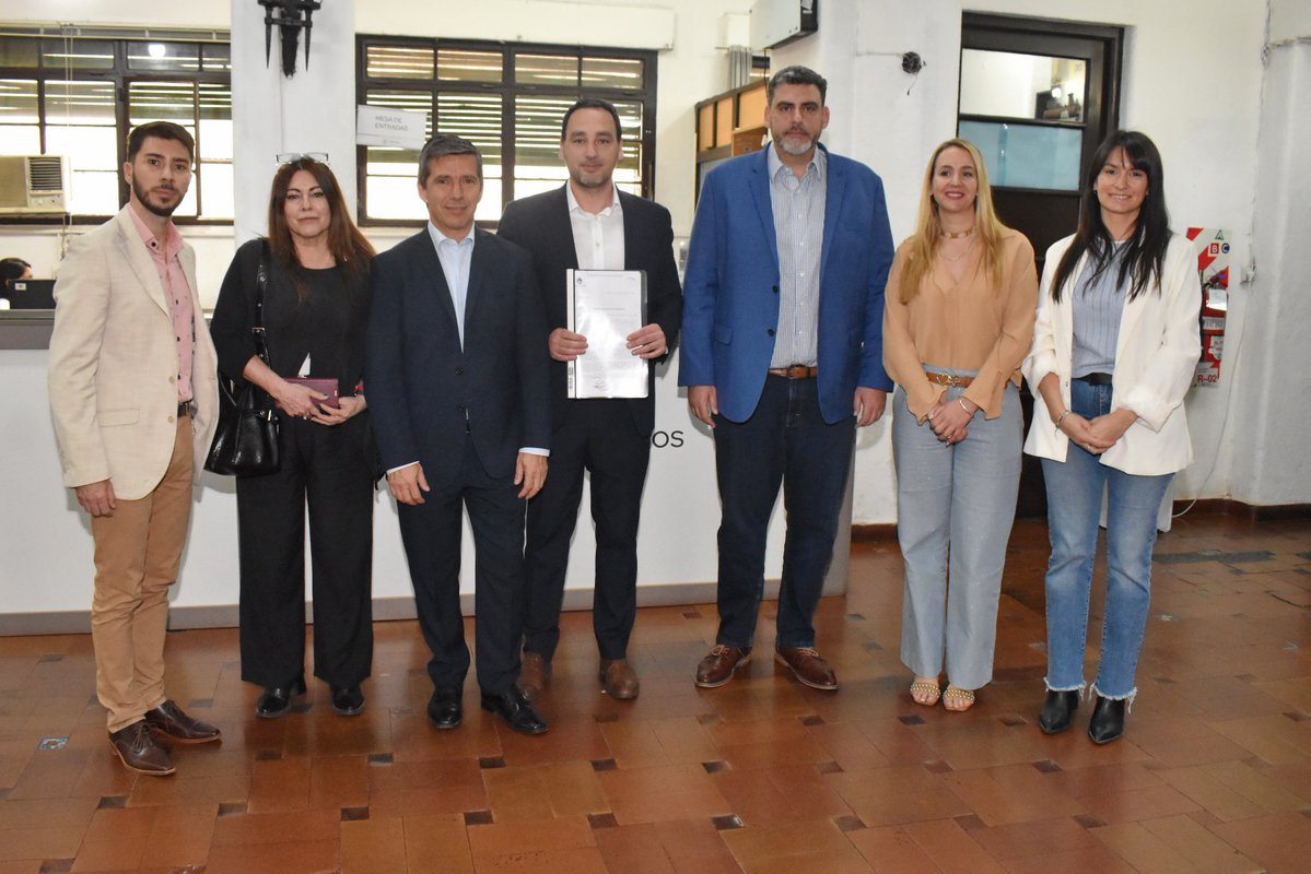 MinSaludMza's tweet photo. 🏛️ El ministro @rodomontero83 presentó en la Cámara de Diputados, junto a su equipo, tres proyectos de ley para seguir avanzando con los cambios que necesita el sistema de salud de Mendoza.

✍🏻 Las propuestas contemplan un régimen voluntario para el personal de salud que garantiza salario, antigüedad y estabilidad, una actualización de la Ley de Farmacias que incorpora la compra de medicamentos mediante plataformas digitales, y la construcción de un nuevo centro para personas mayores vinculado al Hogar Santa Marta.

Son reformas que se vienen trabajando desde el inicio de la gestión para mejorar los cuidados, las condiciones de trabajo y el funcionamiento del sistema. Ahora comienza su debate en la Legislatura. 🗣️