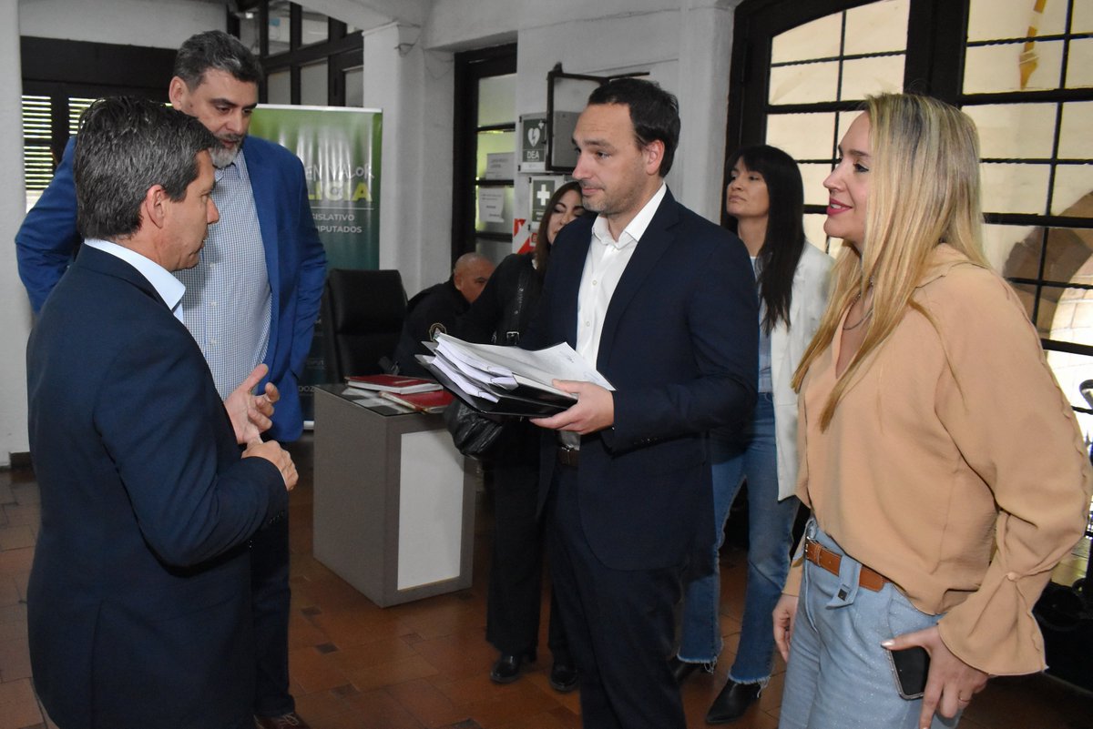 MinSaludMza's tweet photo. 🏛️ El ministro @rodomontero83 presentó en la Cámara de Diputados, junto a su equipo, tres proyectos de ley para seguir avanzando con los cambios que necesita el sistema de salud de Mendoza.

✍🏻 Las propuestas contemplan un régimen voluntario para el personal de salud que garantiza salario, antigüedad y estabilidad, una actualización de la Ley de Farmacias que incorpora la compra de medicamentos mediante plataformas digitales, y la construcción de un nuevo centro para personas mayores vinculado al Hogar Santa Marta.

Son reformas que se vienen trabajando desde el inicio de la gestión para mejorar los cuidados, las condiciones de trabajo y el funcionamiento del sistema. Ahora comienza su debate en la Legislatura. 🗣️