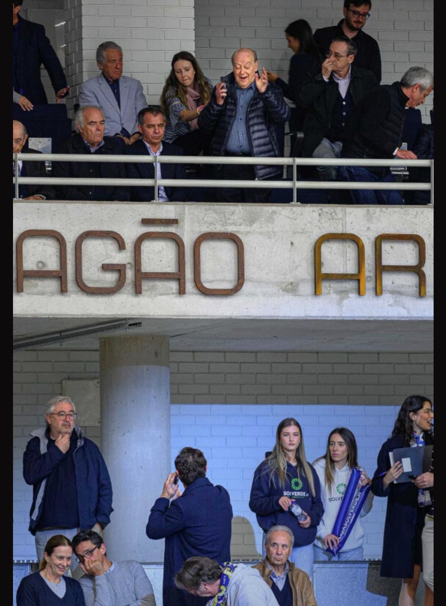 Ruben1893_'s tweet photo. "Tou André, mete a música das galinhas para os gajos"

"Tranquilo, Presidente, elas andam mesmo doidas" https://t.co/gRW90GgN3n