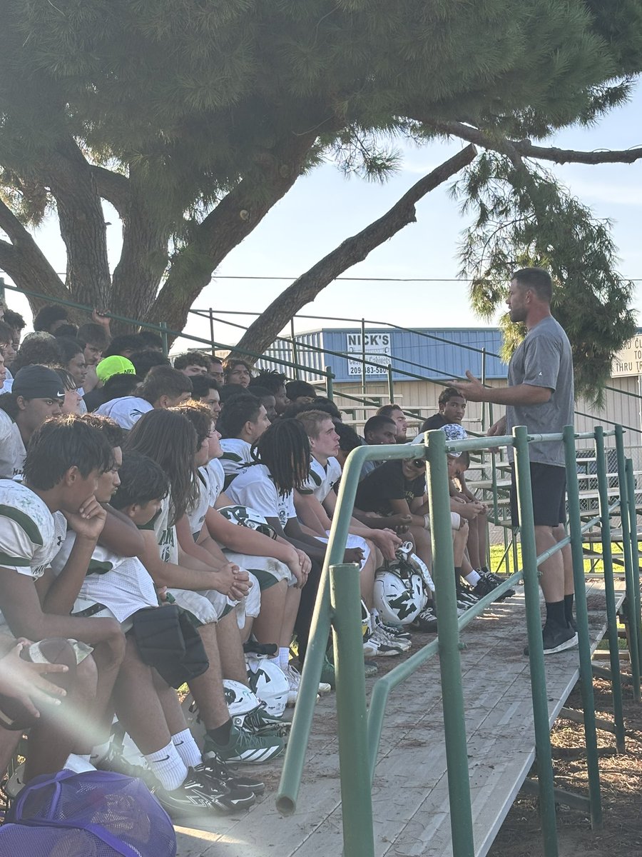 MantecaFootball's tweet photo. Congratulations to this week’s ABSOLUTE LOYALTY winners- Mike Lopez (V), Jaxon Hetrick (JV), &amp; Landon Viss (Frosh).  And thanks to Coach Vincent Bordi for speaking to the boys about toughness and being a Buffalo!  Frosh at home tonight vs MT, JV/V at Patterson tomorrow. GO BUFFS! https://t.co/Mef04hmVFZ