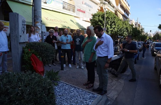 YExarhopoulos's tweet photo. @Vkikilias εσύ δεν ήξερες να πας στο μνημείο , να τραβάς τα βυζιά σου , και να κάνεις στενοχωρημενα μουτσούνια , σαν το ρενάκι ? https://t.co/SyGuwLygoK