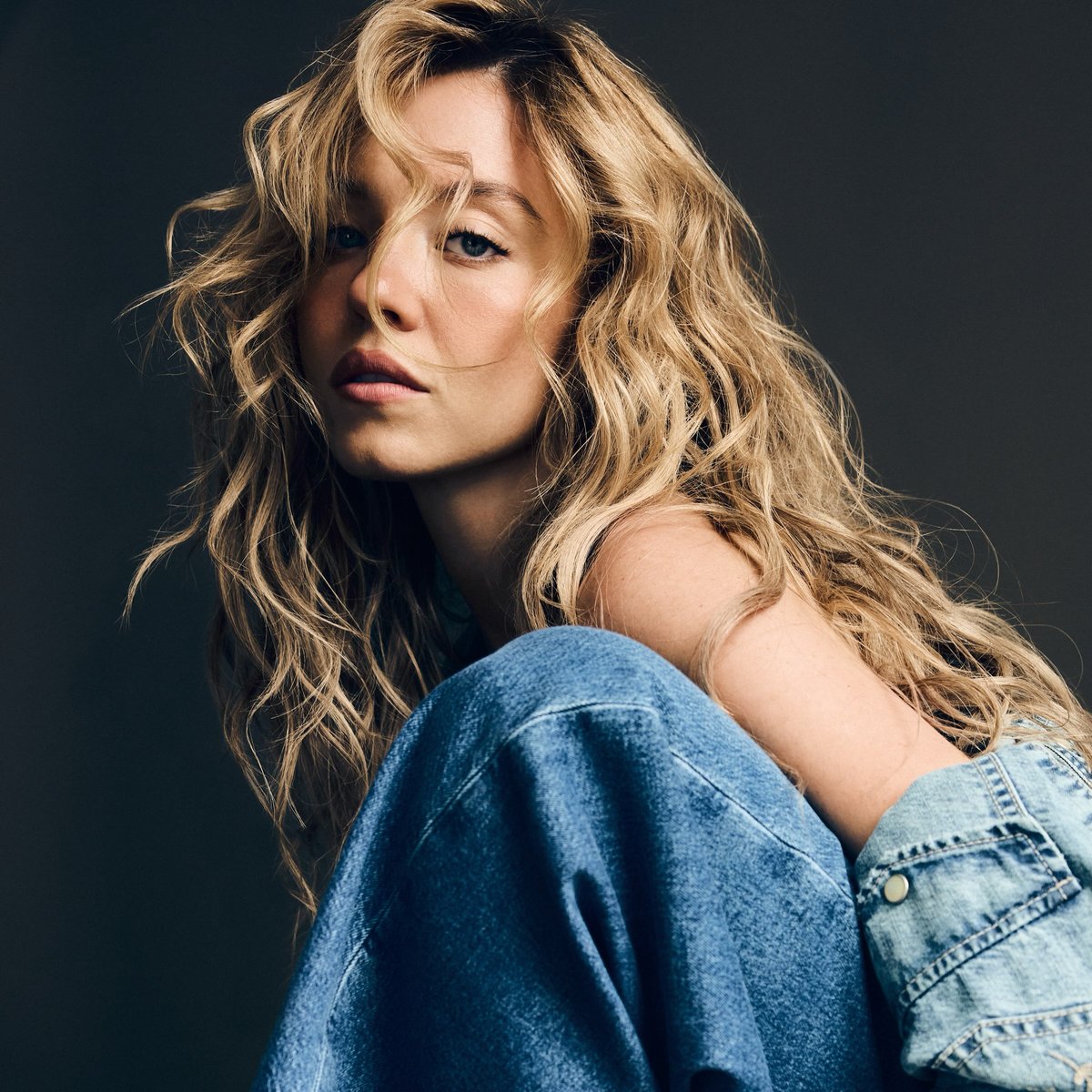 tracklist's tweet photo. 🚨 Belmont Cameli interpretará Brom Bones em “Hollow”, novo filme da Sony Pictures estrelado por Sydney Sweeney.

A informação é do DEADLINE. https://t.co/Bi6EIzAd7q