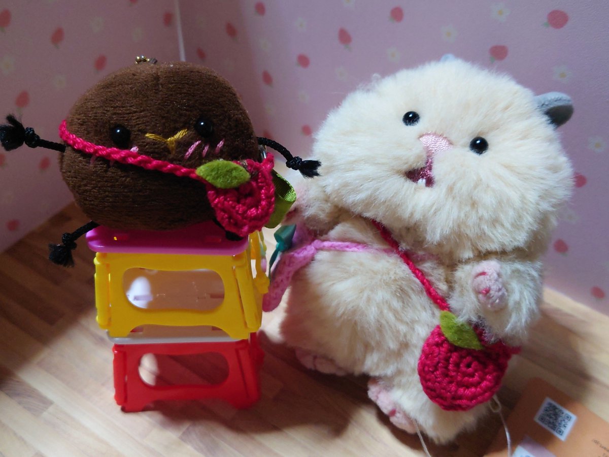 usagi_kaiunP's tweet photo. おりたたみのいす、
１こじゃたりないけど！

２こにしたら、
せが、そいちゃんとおなじくらいになった！
( *´ Y `* )

＃うさぎのうんピ●の妖精
＃はむにぎり https://t.co/jkxFNvp9aY