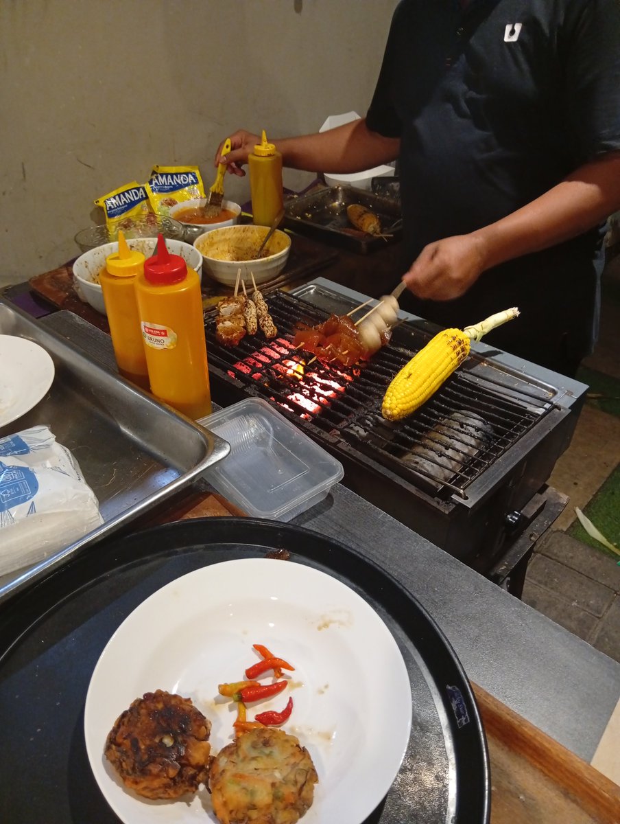 SensaVanila998's tweet photo. Jajan , perut udah melilit kotor banget makan sehat tapi fomo ikutan temen chat kalo makan lalapan ala ala orang Thailand enak, blm terbiasa yg aneh aneh ini perut melilit aduuduuuuuu https://t.co/Uzo1WMKzst