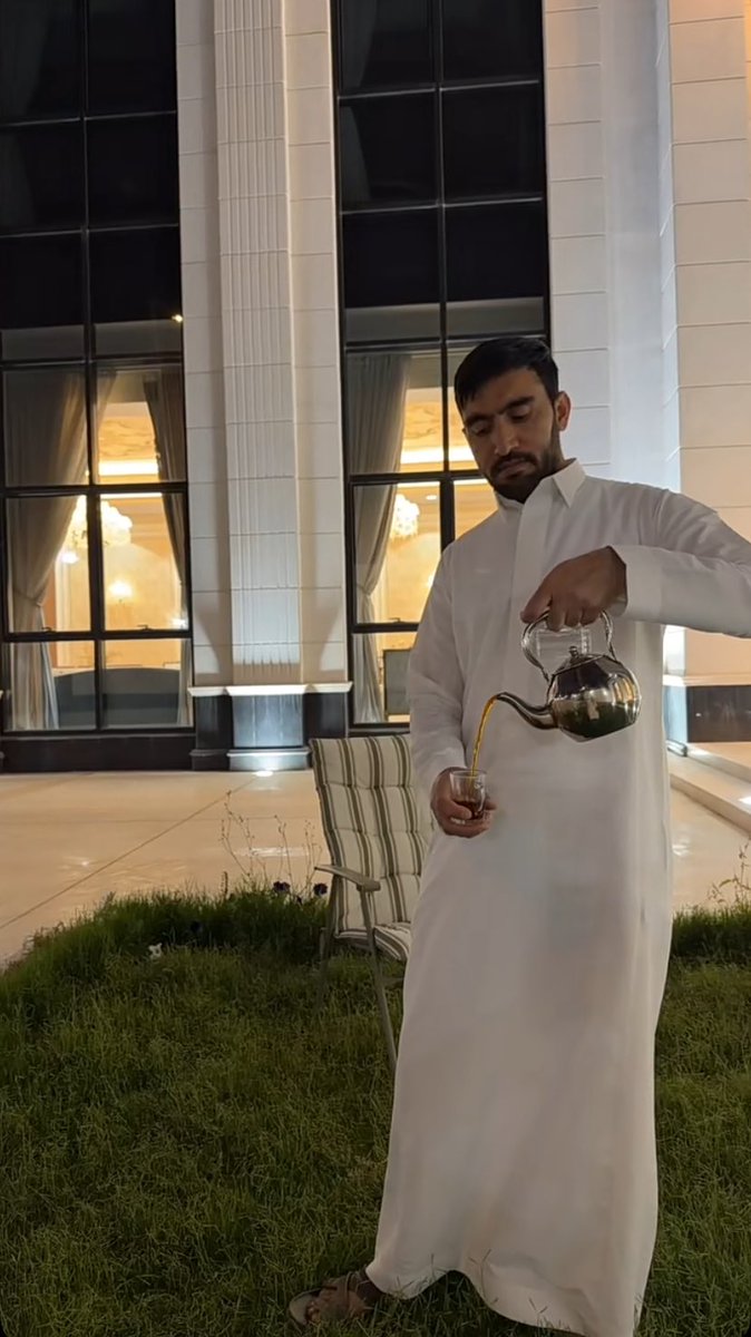 keef69s's tweet photo. عَشِقتُ الشَّايَ حَتَّىٰ قِيلَ هَذَا
تَعَربَدَ يَشرَبُ الخَمْرَ جِهَارَا

فَقُلتُ مُفَاخِرَاً : خَمْرٌ عتِيقٌ
ولَـٰكِن لَا ذُنُوبَ وَلَا ضِرَارَا

فَـ يَشرَبُهُ المُلُوكُ بِكُلِّ عِزٍ
وأهلُ الدِّينِ لَيلَاً أو نَهَارَا

- اسكب لي من الشاي ياموسى .. https://t.co/6OXyuNhQS9