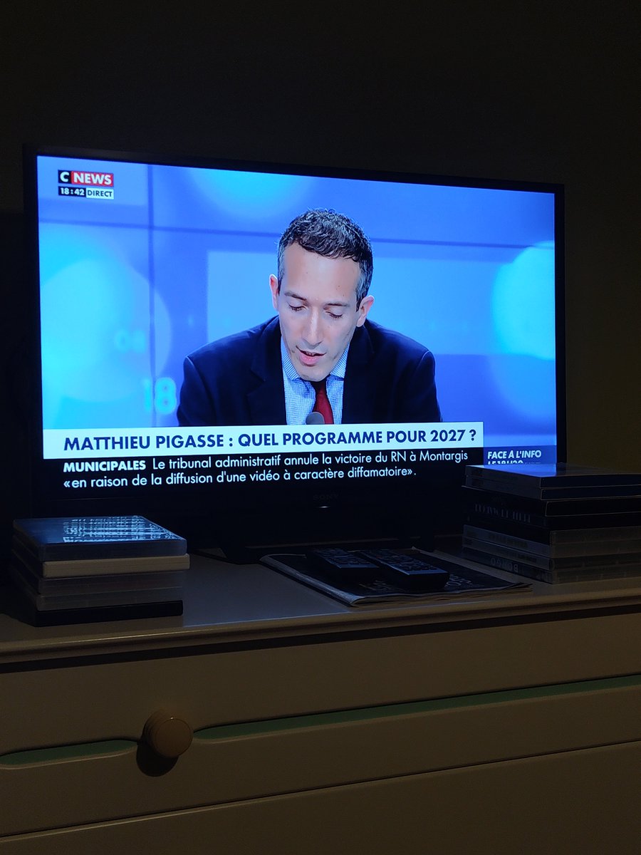 SylvainRoyanna3's tweet photo. #Facealinfo me voilà ma chère et magnifique reine de l'info préférée @christine_kelly, j'écoute la chronique intéressante de l'excellent @MichelFayad sur #MathieuPigasse. https://t.co/LW6V8bK5wB