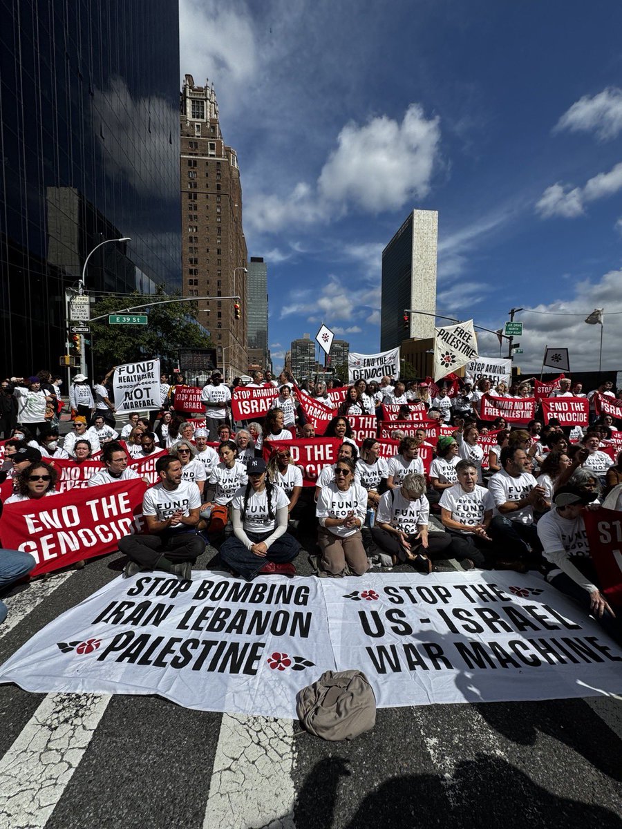jvpliveNY's tweet photo. BREAKING: Over 400 New Yorkers are risking arrest in a mass anti-war sit-in outside the United Nations during Israeli Prime Minister Netanyahu's speech to say: Stop the genocide and stop arming Israel. https://t.co/X4cUUbBCWq