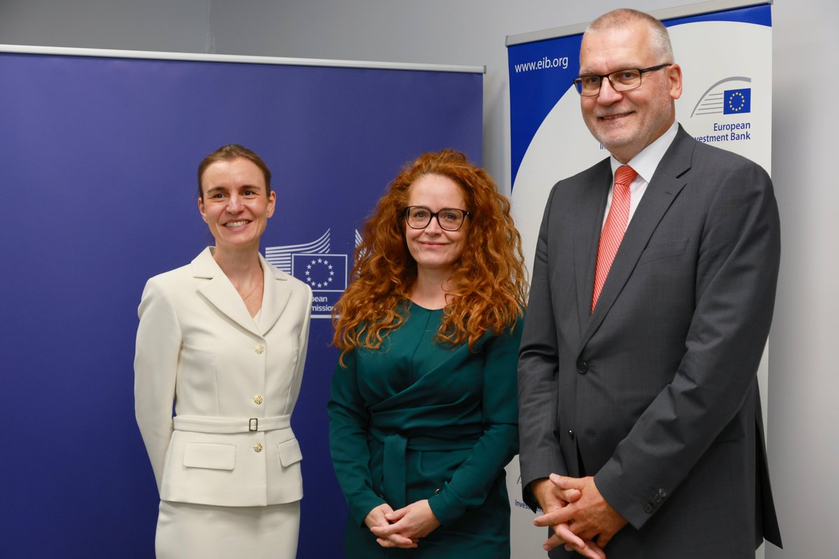 Lenka_Hamplova's tweet photo. 10 let české kanceláře Evropské investiční banky 🇨🇿🇪🇺
Pozvánku jsem dostala ještě jako vrchní ředitelka na @min_dopravy . Diskuse jsem se dnes zúčastnila už jako generální ředitelka @ceskedrahy_ . I to dobře ukazuje šíři projektů, které @EIB podporuje.

1/2 https://t.co/XU2m7o8R4C