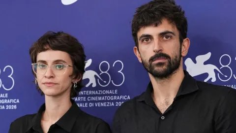 TFilastin's tweet photo. Les réalisateurs de « NAZA » annoncent que leur documentaire sur Gaza sera accessible gratuitement en ligne après sa sortie en salles
Ce documentaire, qui traite des meurtres de civils palestiniens commis par Israël à Gaza, sera diffusé gratuitement en ligne en novembre. L'ovation debout qu'il a reçue au Festival du film de Venise a suscité une vive réaction de la part d'Israël contre le film