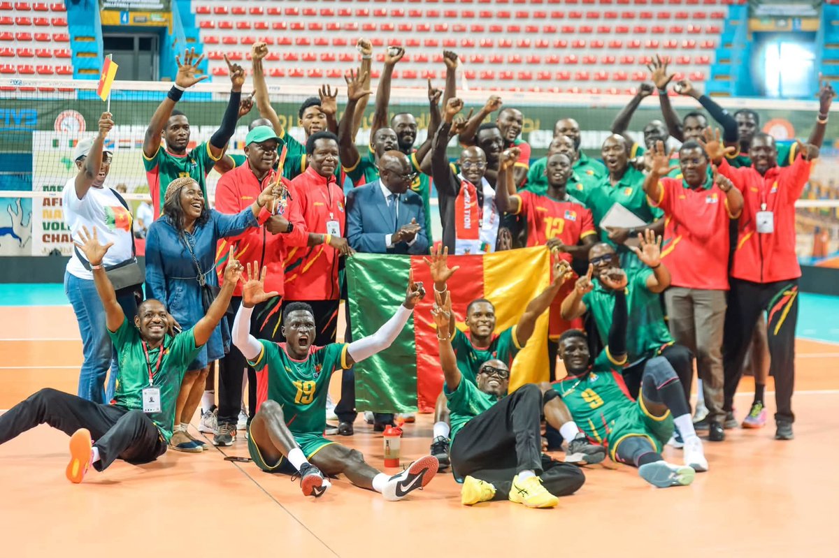 WeekendSL's tweet photo. #CHANVolleyball2026 | Le Cameroun s’est qualifié pour la finale du Championnat d’Afrique de volleyball, ce 23 septembre à Tunis, après sa victoire face à l’Algérie.
Les #LionsIndomptables ont également validé leur qualification pour le Championnat du monde 2027 en Pologne. https://t.co/GvoI2KnopG