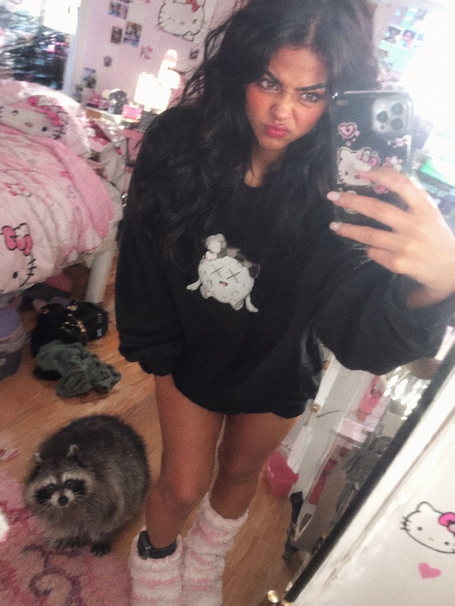 itsAishaFaith's tweet photo. Huge shout out to @skulrzworld, same day I joined the community i get a DM to say I won a Kaws Universe sweater 😍

It just arrived today and in perfect time for Fall 🍂 https://t.co/gHJMwIlqQU