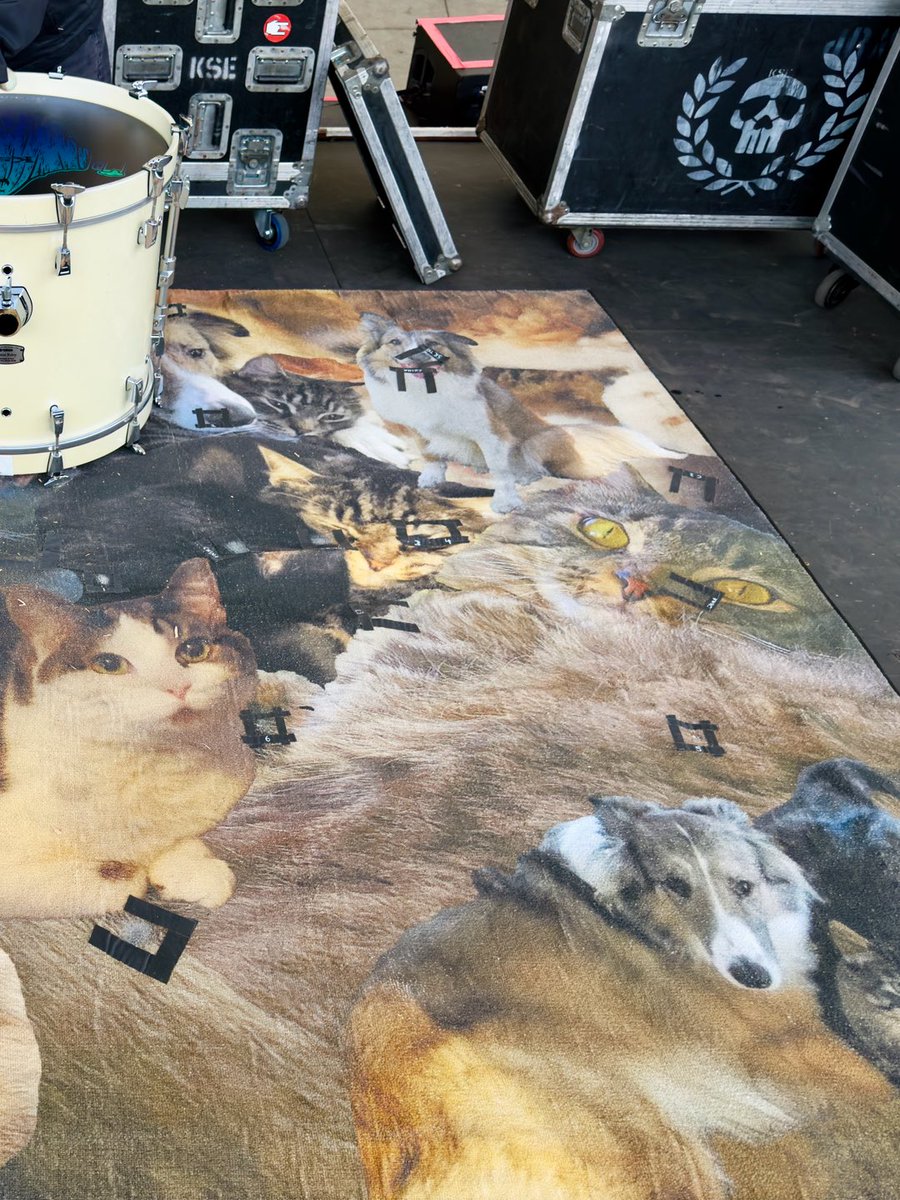 kseofficial's tweet photo. 👁️➡️ Ever wonder what the drum rug on Justin’s riser has pictured on it? 🤷🏻‍♂️ It’s a custom photo collage of his 4-legged babies from home, always there to help see him through the show. ♥️ Everywhere we go, local crew smile when they see all of their beautiful faces. When we’re on tour, everyone misses their animals and this is Justin’s way of bringing them with him everywhere we go. 🐱🐶🐾 Speaking of going places, THANK YOU to Denver for a fantastic show last night and tonight we’re in Salt Lake City!!! Let’s keep this train a’rollin’!!!🤘🏻🔥 / 📹+📸: @manalivecreative