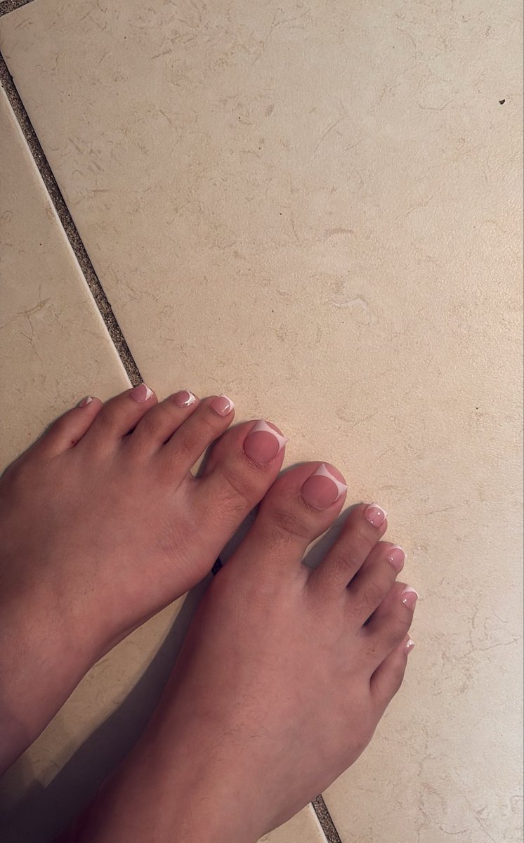 violetreign21's tweet photo. who wants to pay for my pedicure? venmo: violetreign21 https://t.co/Mpe6b8ADhW
