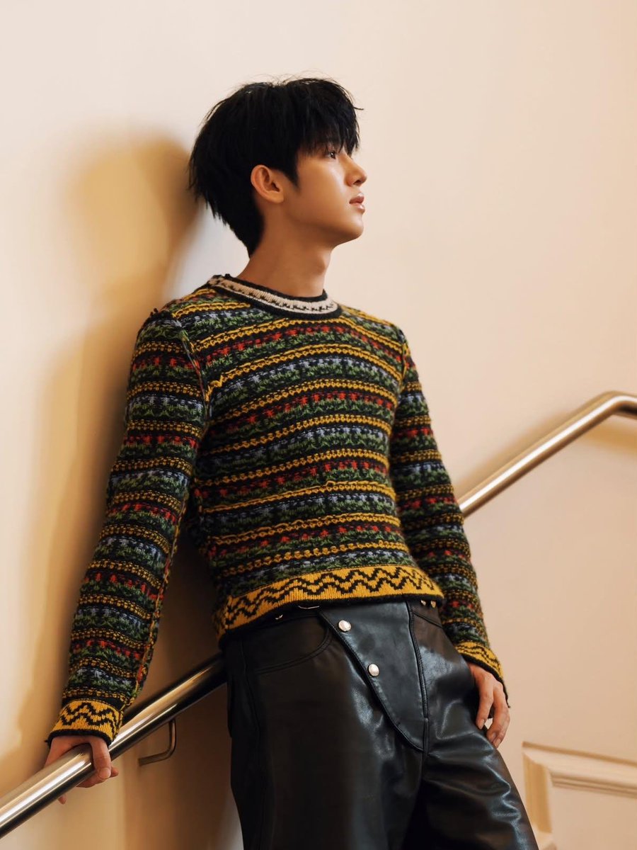 sik_syu's tweet photo. Park Siwoo looks unreal in these photos. The warm light, his delicate features, and that patterned knit come together so beautifully. He looks like he belongs in a painting.

PARK SIWOO AT MARNI MFWSS27
#PARKSIWOOxMARNI
#PARKSIWOOxMARNIFWSS27
#PARKSIWOO #박시우 https://t.co/uCp7Zl3GOA