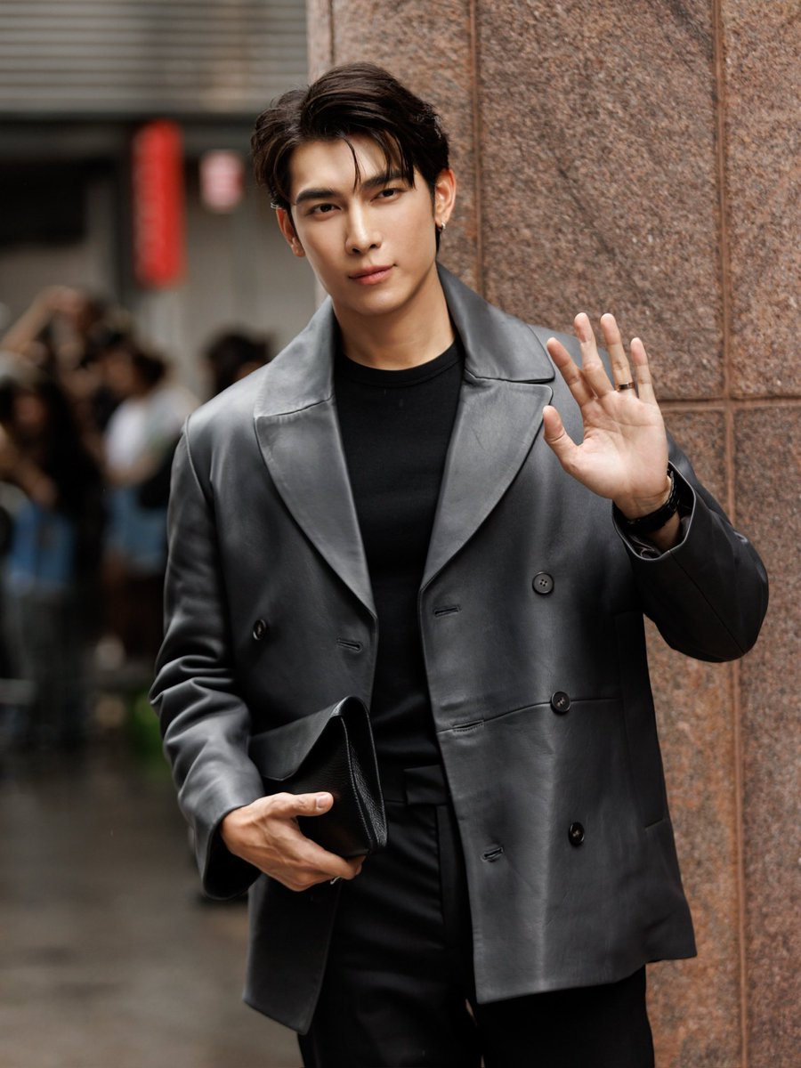 bluelandmh95's tweet photo. @IconicRankings Mew Suppasit elegant fabulous with COS 👏
MEW COS IN NYFW
@MSuppasit #MewSuppasit
#cosAW26xMew #MEWinNYFW2026
#cos #cosAW26 #cosnyfw #NYFW https://t.co/4cCnYj260q