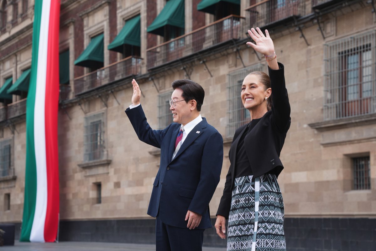 GobiernoMX's tweet photo. En Palacio Nacional, la presidenta @Claudiashein recibe al presidente de la República de Corea, Lee Jae Myung; abordarán asuntos comerciales, culturales y educativos en beneficio de ambos pueblos. https://t.co/ZMQ8GuJleB