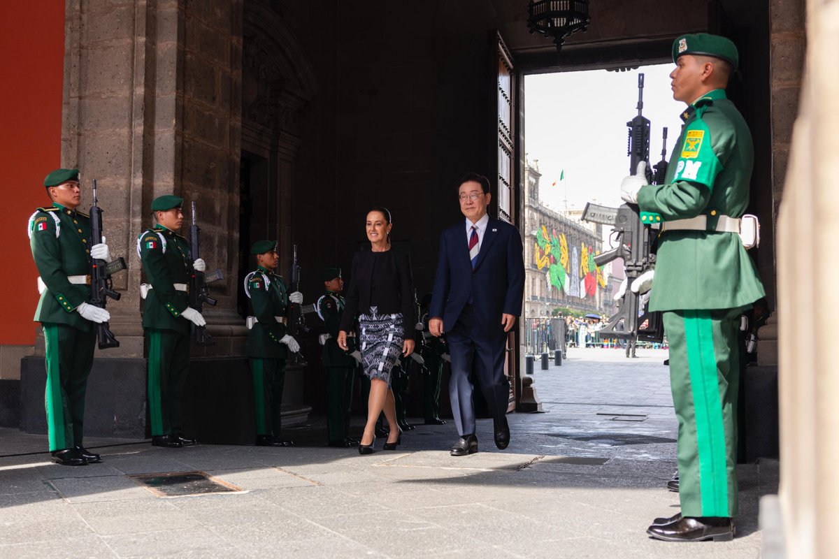 GobiernoMX's tweet photo. En Palacio Nacional, la presidenta @Claudiashein recibe al presidente de la República de Corea, Lee Jae Myung; abordarán asuntos comerciales, culturales y educativos en beneficio de ambos pueblos. https://t.co/ZMQ8GuJleB
